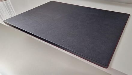 Gehoekte bureauonderlegger van echt leer met randbescherming