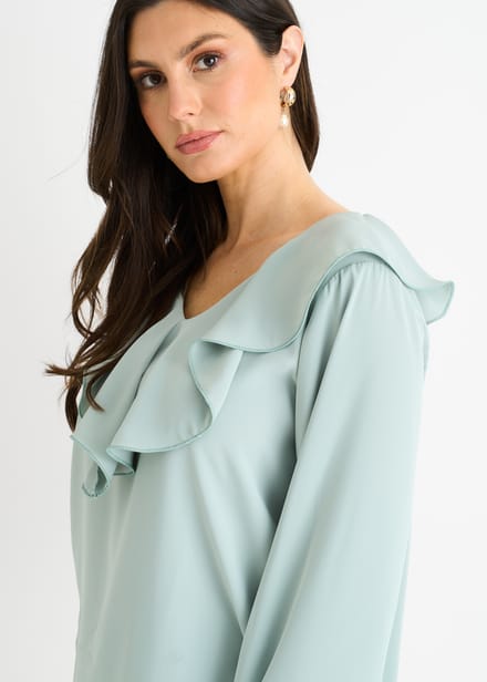 Saliegroene losvallende blouse met brede ruches