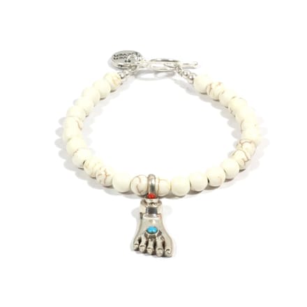 Howlite kralenarmbandje met Boeddha voetje