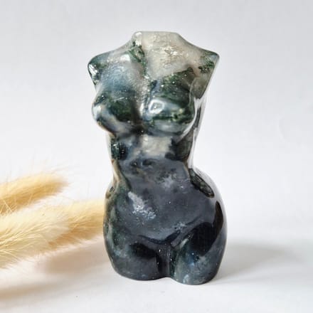 Mosagaat vrouwenbeeldje 8 cm (#47) – handgeslepen edelsteen carving