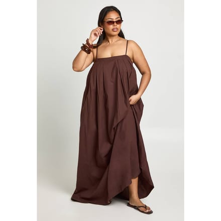 boohoo Dames Plus Katoenen Poplin Geplooide Volume Maxi Jurk | Chocoladebruin | Maat: 44