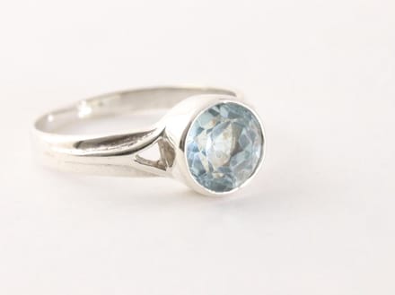 Zilveren ring met blauwe topaas - maat 16