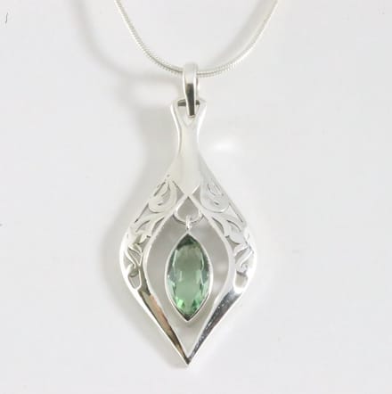 Opengewerkte zilveren hanger met groene amethist aan ketting