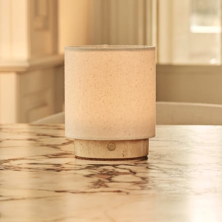 Tavellio Dou Small – Oplaadbare Tafellamp – Travertine Marmer – Creme Linnenkap – Beige