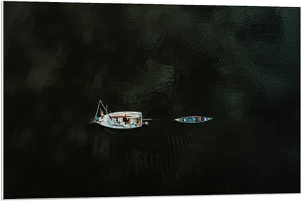 Forex - Twee Bootjes op het Water - 90x60cm Foto op Forex