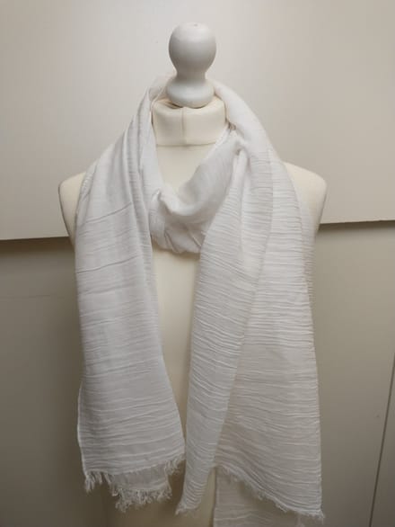 Lange dames sjaal Arina-effen gekreukt wit