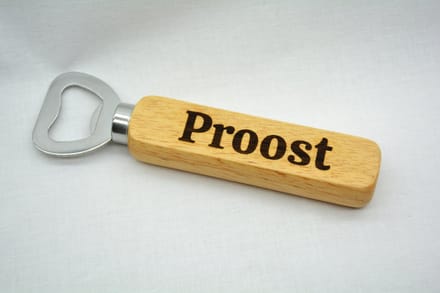Houten Flesopener - Bieropener - met tekst Proost gegraveerd