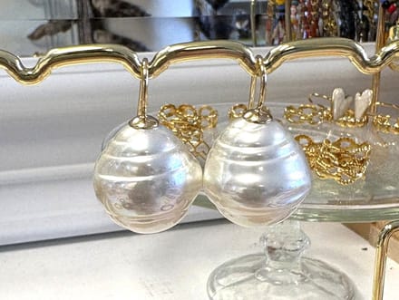 Barok parel oorbellen groot wit/goud