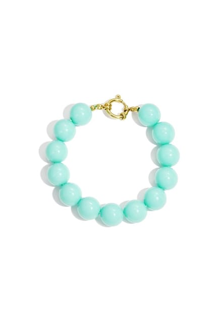 Armband met grote kralen en sluiting aan de voorkant.