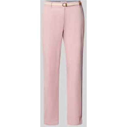 chino met riem en achterzakken