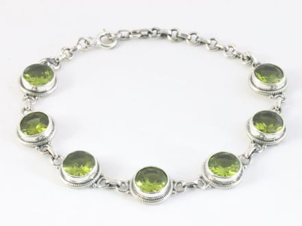 Bewerkte zilveren armband met peridoot