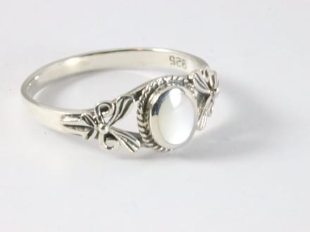 Fijne bewerkte zilveren ring met parelmoer - maat 18