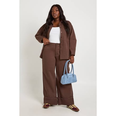 boohoo Dames Plus Omslagzoom Twill Wijde Pijpen Broek | Chocoladebruin | Maat: 52