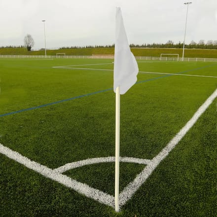 Set van 4 scharnierende hoekpalen met 4 vlaggen Sporti
