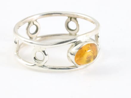 Fijne opengewerkte zilveren ring met amber - maat 17