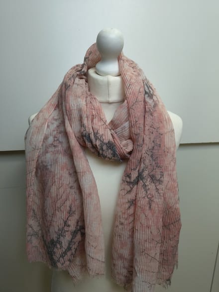 Lange dames sjaal Daphne-takkenmotief-licht roze wit grijs