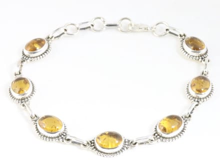 Bewerkte zilveren armband met amber