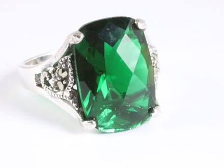Zilveren ring met groene saffier en marcasiet - maat 16