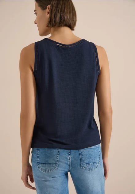 Top met boothals en kanten details