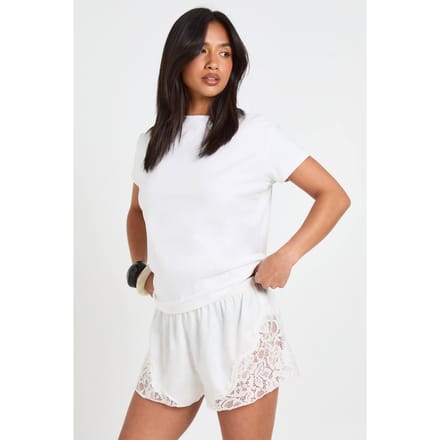 boohoo Dames Petite Satijnen Runner Short Met Kanten Rand | Ivory | Maat: 16