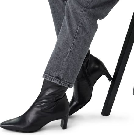 Manfield - Dames - Zwarte leren enkellaarsjes met hak - Maat 39