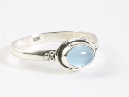 Fijne bewerkte zilveren ring met blauwe chalcedoon - maat 20