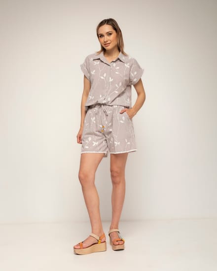 Gestreepte short met borduursel, ajourwerk-detail en een gerimpelde taille