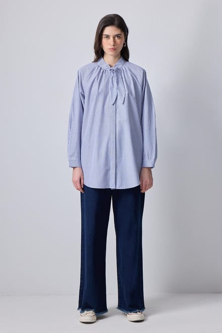 Touché Privé - Gestreepte poplin blouse met strikkraag - Blauw - Dames