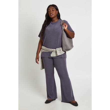 boohoo Dames Plus Tweetonige Geribbelde Oversized Top & Wijduitlopende Broek Coordinatenset | Houtskool | Maat: 52