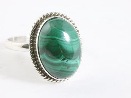 Bewerkte ovale zilveren ring met malachiet - maat 17
