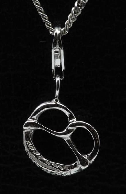 Zilveren Pretzel zoute krakeling hanger én bedel