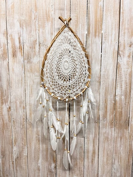 Dromenvanger (teardrop) wit gehaakt in rotan ring ±Ø32cm
