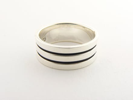 Zilveren ring met zwarte banden - maat 18