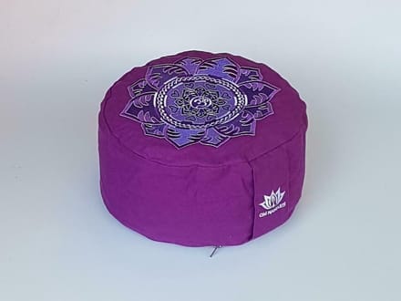 Meditatiekussen - paars met lotus en Om teken