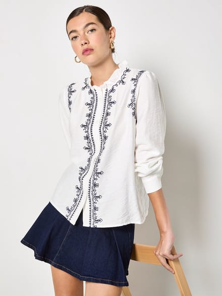 Geborduurde blouse met ruches aan de kraag