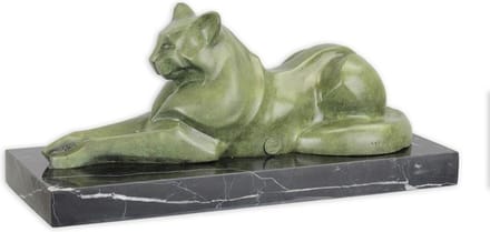 EEN MODERNISTISCH BRONZEN BEELD VAN EEN LIGGENDE KAT