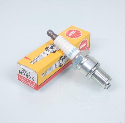 Bougie d'allumage NGK pour Moto Gilera 50 SMT Racing 2011 à 2012 BR8ES olive fixe / 3961 Neuf