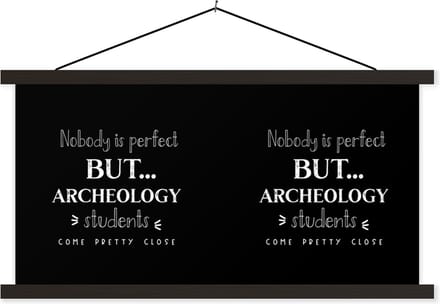 Posterhanger incl. Poster 60x30 cm - Schoolplaat - Archeologie - Studeren - Quote - Student - Textielposter - Zwarte latten