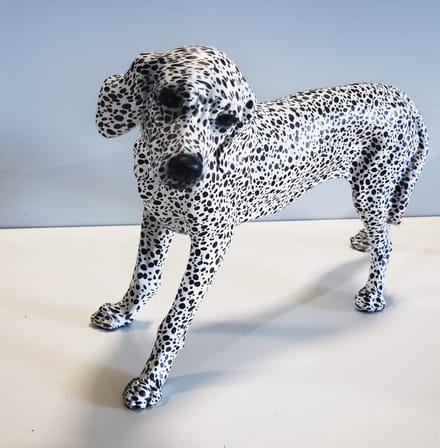 Pointer Hond beeld Dalmatiër - voorraad 1 stuks - Luxe Decoratiebeeld Hond - Atletisch Pointer Model - 30 cm Lang