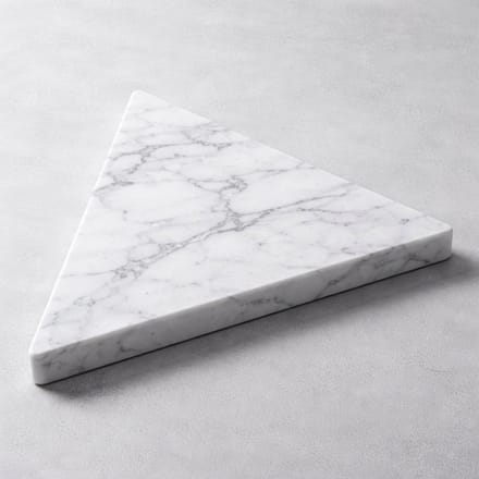 LuxuryQuarry - Carrara Marmer Snijplank – Driehoekig – 30 x 30 cm – Luxe Marmeren Serveersnijplank