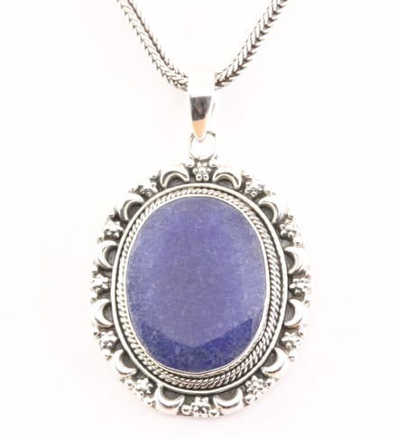 Bewerkte zilveren hanger blauwe saffier aan vossenstaart ketting