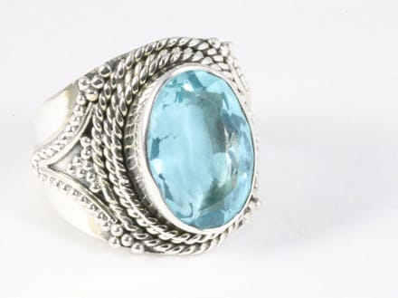 Bewerkte zilveren ring met blauwe topaas - maat 19