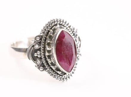 Bewerkte zilveren ring met robijn - maat 18
