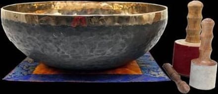 Klankschaal Ishana zwart/goud - 40 cm - 6300-6500 g