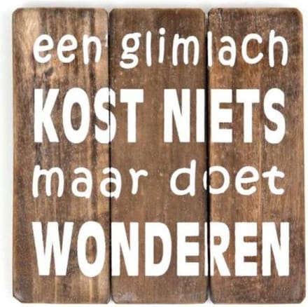 Houten Tekstplank / Tekstbord 20cm "Een glimlach kost niets...." - Kleur Naturel