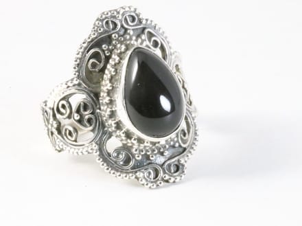 Bewerkte zilveren ring met onyx - maat 20