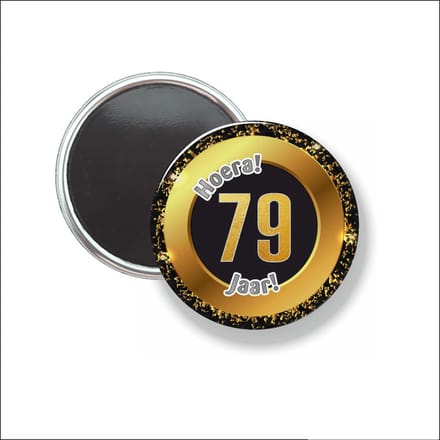 Button Met Magneet 58 MM - Hoera 79 Jaar - NIET VOOR KLEDING