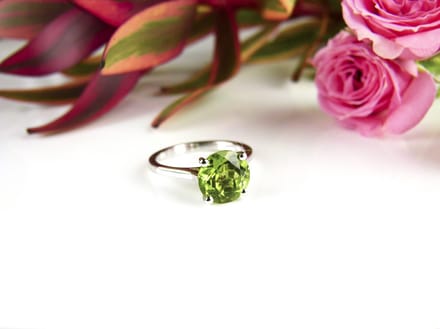 wit gouden solitair ring met peridoot