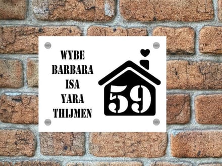 Naambordje / huisnummer voordeur huis strak wit