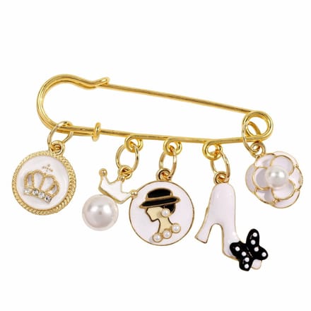 Goudkleurige broche - sierspeld met bedels (o.a. medaillon met kroon)